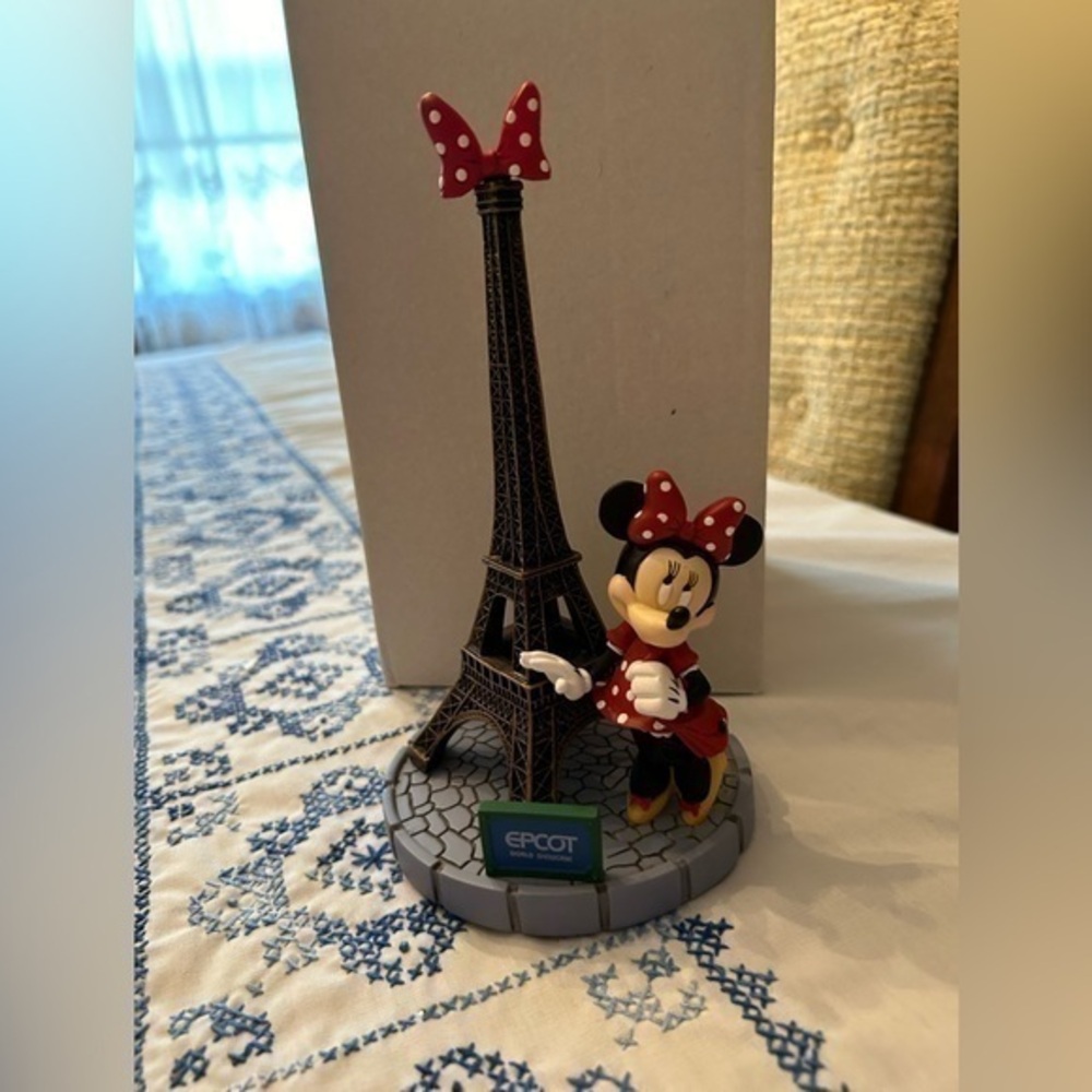 DINEY EPCOT MINNIE MOUSE with EIFLE TOWER. NEW IN BOX